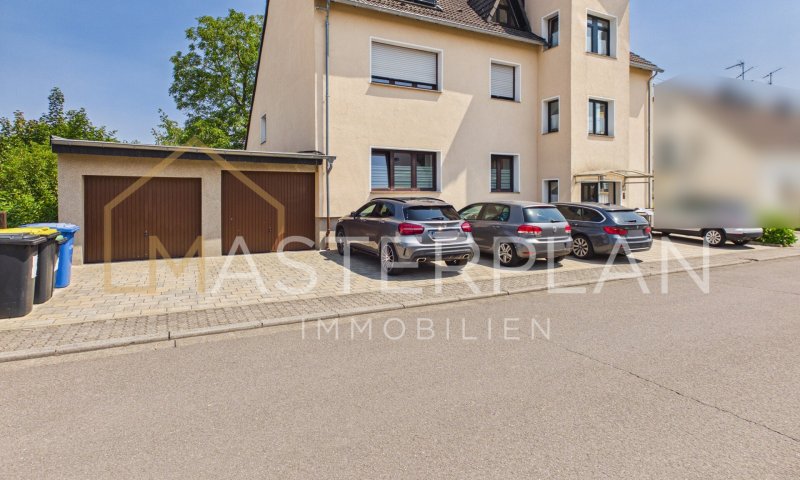 Unterfelsberg: Freistehendes Dreifamilienhaus mit 2 Garagen