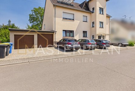 Front mit Garage