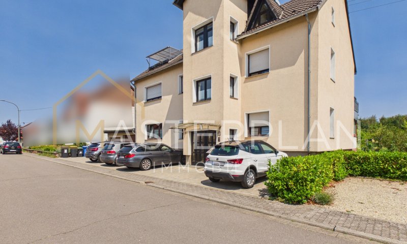 RESERVIERT: Unterfelsberg: Freistehendes Dreifamilienhaus mit 2 Garagen