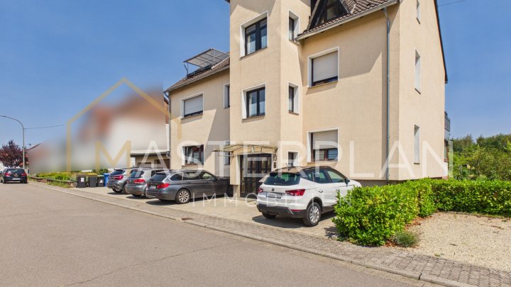 Unterfelsberg: Freistehendes Dreifamilienhaus mit 2 Garagen