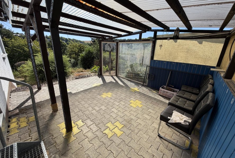 Erdgeschoss (Rechts) Überdachte Terrasse