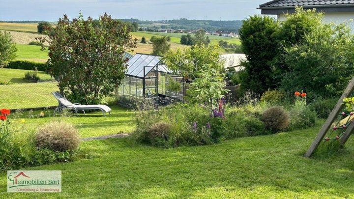 GRENZNÄHE: WOHNHAUS MIT TOLLEM GARTENGRUNDSTÜCK IN SONNIGER WOHNLAGE!