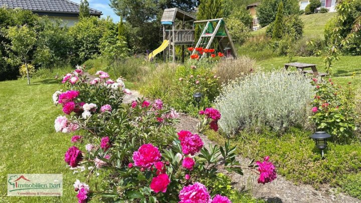 GRENZNÄHE: WOHNHAUS MIT TOLLEM GARTENGRUNDSTÜCK IN SONNIGER WOHNLAGE!