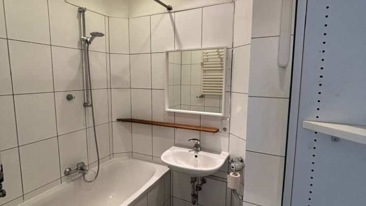 Gepflegte 4-ZKB Altbauwohnung mit Balkon im Regierungsviertel