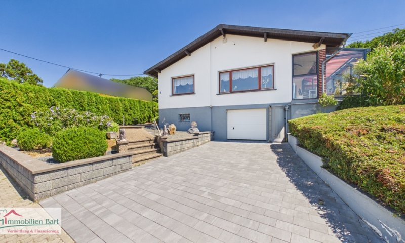 PERL-BESCH: SEHR GEPFLEGTES WOHNHAUS MIT 3 GARAGEN, FERNSICHT UND WALDRANDLAGE!