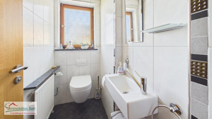 PERL-BESCH: SEHR GEPFLEGTES WOHNHAUS MIT 3 GARAGEN, FERNSICHT UND WALDRANDLAGE!
