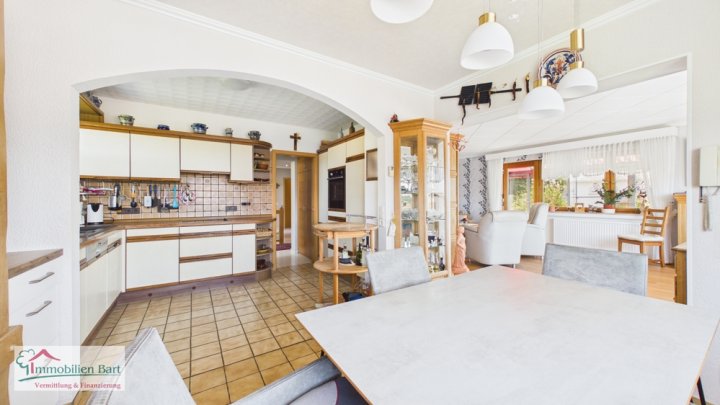 PERL-BESCH: SEHR GEPFLEGTES WOHNHAUS MIT 3 GARAGEN, FERNSICHT UND WALDRANDLAGE!