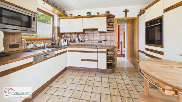 PERL-BESCH: SEHR GEPFLEGTES WOHNHAUS MIT 3 GARAGEN, FERNSICHT UND WALDRANDLAGE!