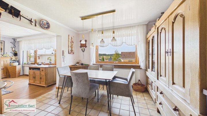 PERL-BESCH: SEHR GEPFLEGTES WOHNHAUS MIT 3 GARAGEN, FERNSICHT UND WALDRANDLAGE!