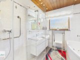 Badezimmer mit Wanne und Dusche