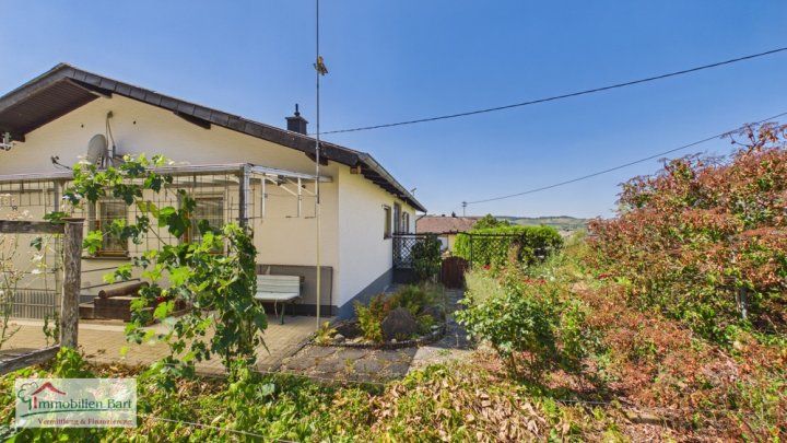 PERL-BESCH: SEHR GEPFLEGTES WOHNHAUS MIT 3 GARAGEN, FERNSICHT UND WALDRANDLAGE!