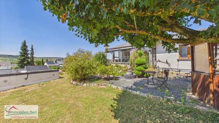 PERL-BESCH: SEHR GEPFLEGTES WOHNHAUS MIT 3 GARAGEN, FERNSICHT UND WALDRANDLAGE!