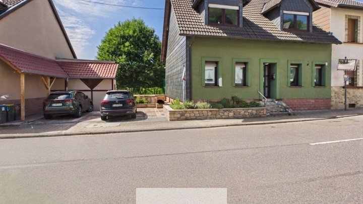 Wohnen, leben, ankommen: Großzügiges Zweifamilienhaus mit zwei Garagen!
