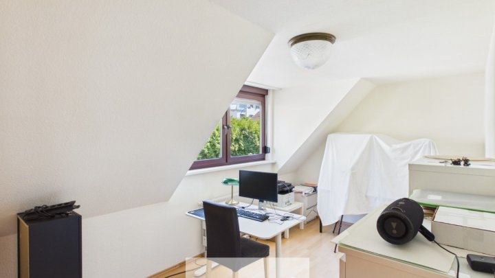 Wohnen, leben, ankommen: Großzügiges Zweifamilienhaus mit zwei Garagen!
