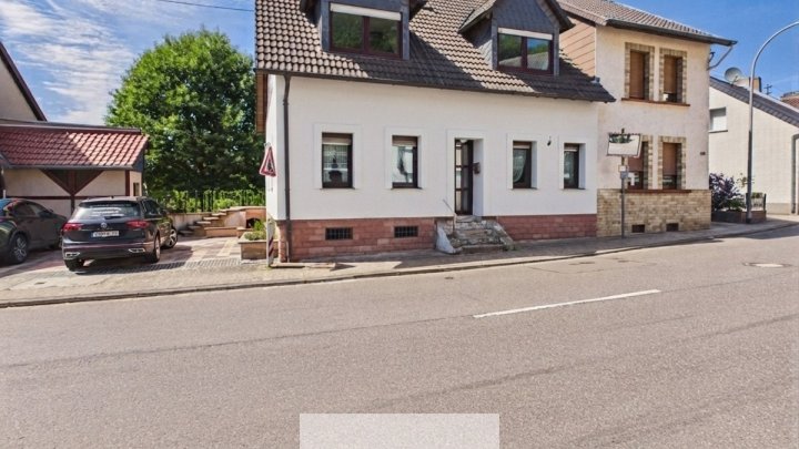 Wohnen, leben, ankommen: Großzügiges Zweifamilienhaus mit zwei Garagen!