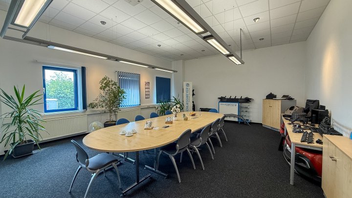 GEWERBEIMMOBILIE - Produktionsstandort mit Produktionshalle, Krananlagen und großer PV-Anlage