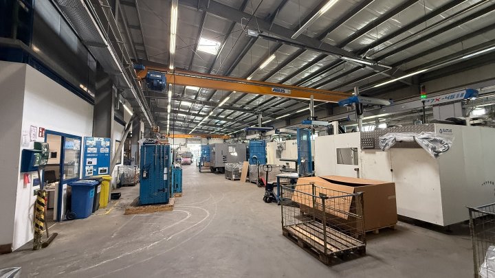 GEWERBEIMMOBILIE - Produktionsstandort mit Produktionshalle, Krananlagen und großer PV-Anlage