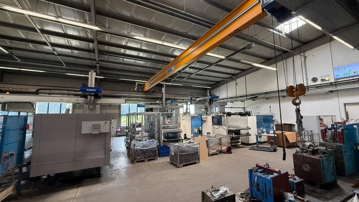 GEWERBEIMMOBILIE - Produktionsstandort mit Produktionshalle, Krananlagen und großer PV-Anlage