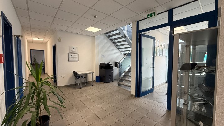 GEWERBEIMMOBILIE - Produktionsstandort mit Produktionshalle, Krananlagen und großer PV-Anlage