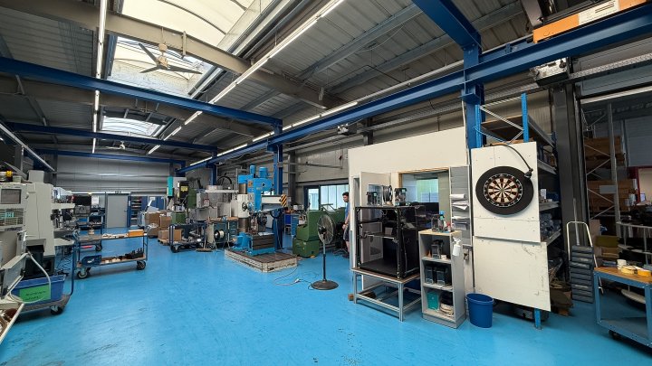 GEWERBEIMMOBILIE - Produktionsstandort mit Produktionshalle, Krananlagen und großer PV-Anlage