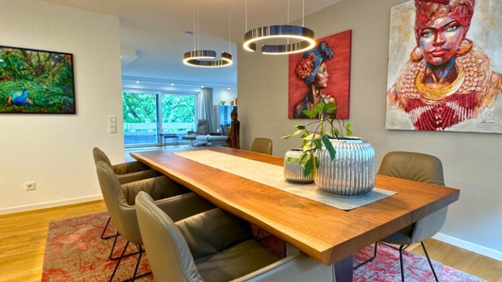 Luxuriös sanierte 3-ZKB mit EBK, 2 Balkonen + Garage mit Panoramablick