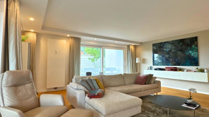 Luxuriös sanierte 3-ZKB mit EBK, 2 Balkonen + Garage mit Panoramablick