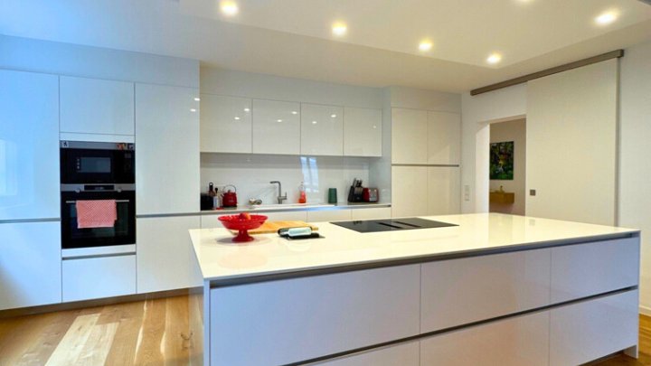 Luxuriös sanierte 3-ZKB mit EBK, 2 Balkonen + Garage mit Panoramablick