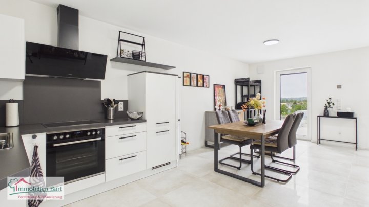 DIREKTE GRENZNÄHE: 86 M² SOUTERRAINWOHNUNG / 2 SCHLAFZIMMER / GROßE TERRASSE / STELLPLATZ