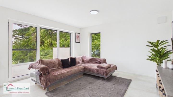 DIREKTE GRENZNÄHE: 86 M² SOUTERRAINWOHNUNG / 2 SCHLAFZIMMER / GROßE TERRASSE / STELLPLATZ