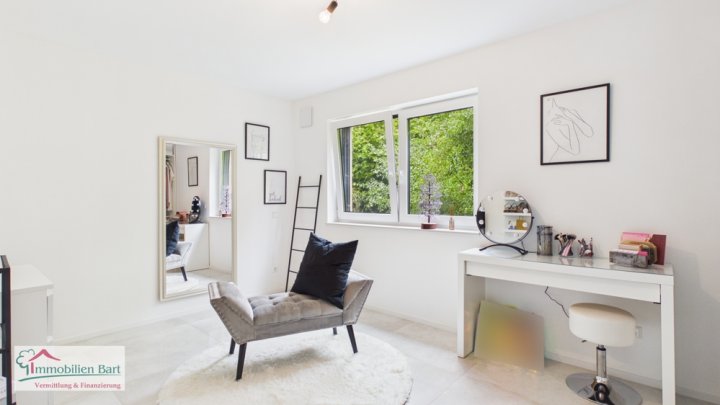 DIREKTE GRENZNÄHE: 86 M² SOUTERRAINWOHNUNG / 2 SCHLAFZIMMER / GROßE TERRASSE / STELLPLATZ