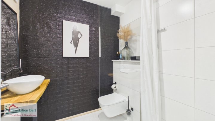 DIREKTE GRENZNÄHE: 86 M² SOUTERRAINWOHNUNG / 2 SCHLAFZIMMER / GROßE TERRASSE / STELLPLATZ