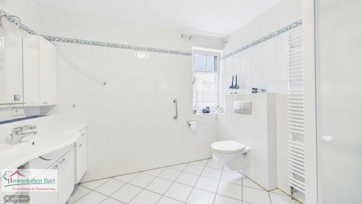 ORSCHOLZ -  NÄHE CLOEF-ATRIUM:  100 M² WOHNUNG MIT BALKON, KELLERBOX, STELLPLATZ UND AUFZUG !