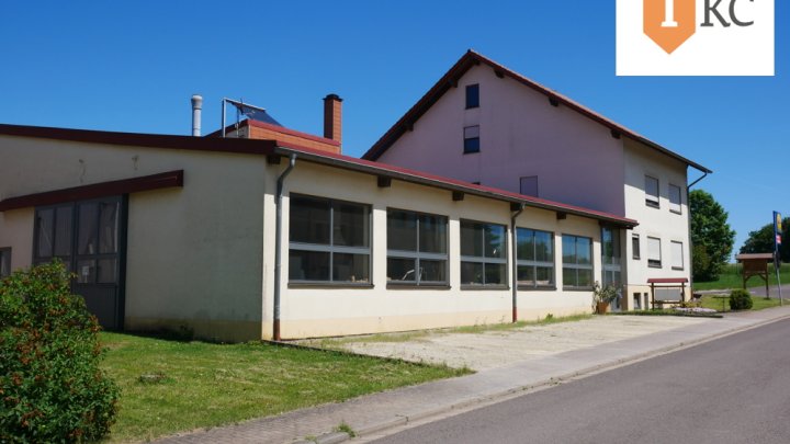 Modernes Wohnhaus mit Schreinerei / Büroräume und Lagerhalle