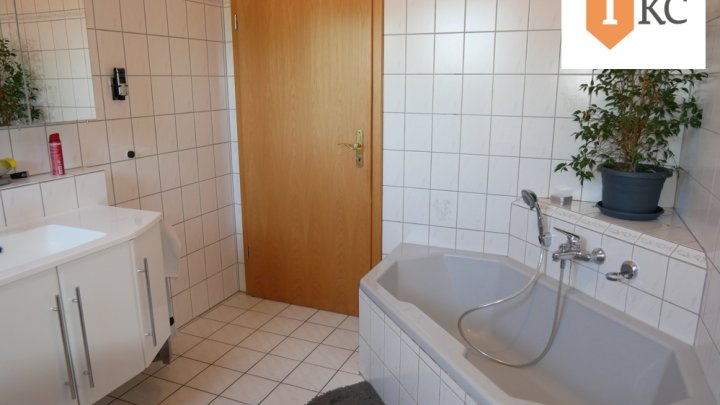 Modernes Wohnhaus mit Schreinerei / Büroräume und Lagerhalle