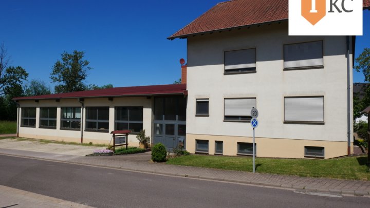 Modernes Wohnhaus mit Schreinerei / Büroräume und Lagerhalle