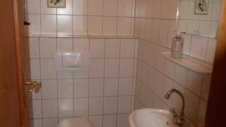 Modernes Wohnhaus mit Schreinerei / Büroräume und Lagerhalle