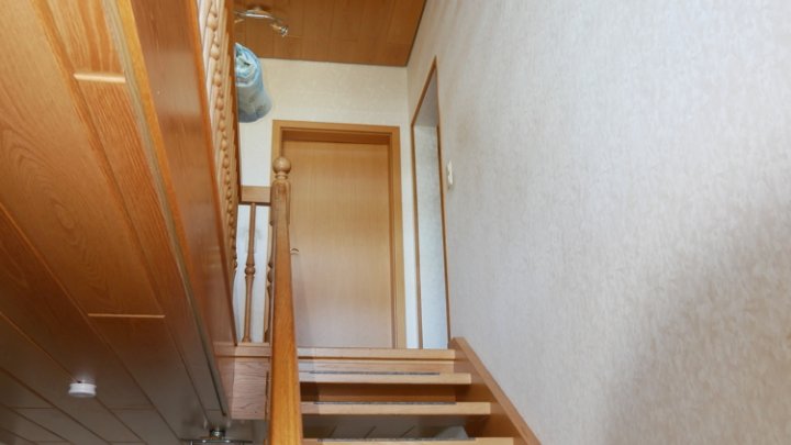 Modernes Wohnhaus mit Schreinerei / Büroräume und Lagerhalle