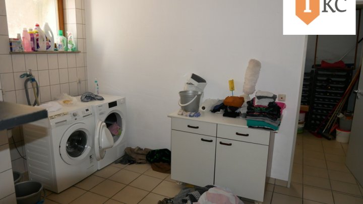 Modernes Wohnhaus mit Schreinerei / Büroräume und Lagerhalle