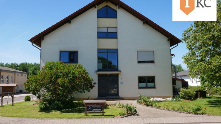 Modernes Wohnhaus mit Schreinerei / Büroräume und Lagerhalle