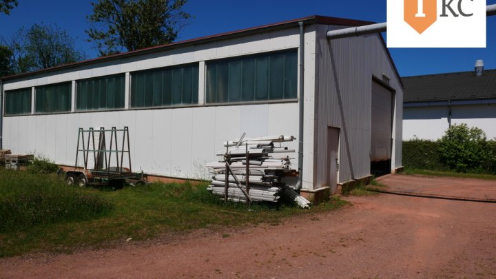 Modernes Wohnhaus mit Schreinerei / Büroräume und Lagerhalle