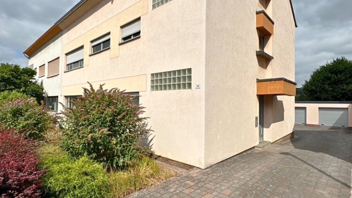 Gepflegtes 3-Familienhaus mit Garagen und Garten auf dem Heidstock
