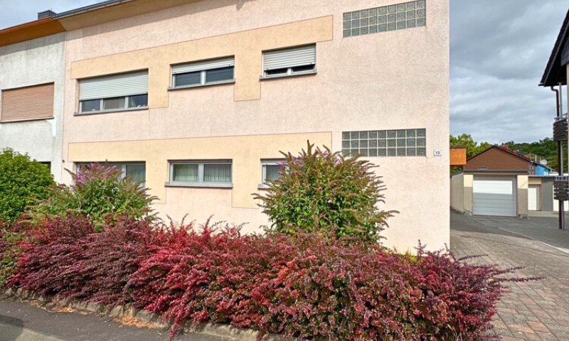 Gepflegtes 3-Familienhaus mit Garagen und Garten auf dem Heidstock