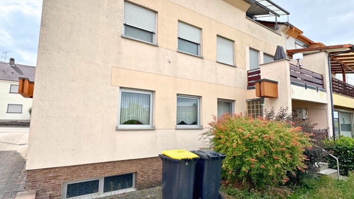 Gepflegtes 3-Familienhaus mit Garagen und Garten auf dem Heidstock