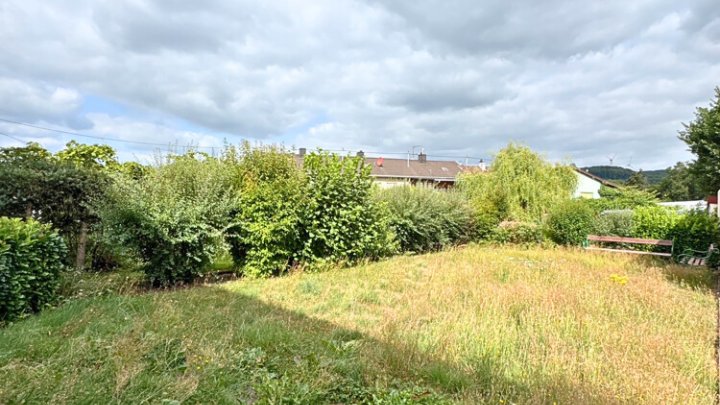 Gepflegtes 3-Familienhaus mit Garagen und Garten auf dem Heidstock