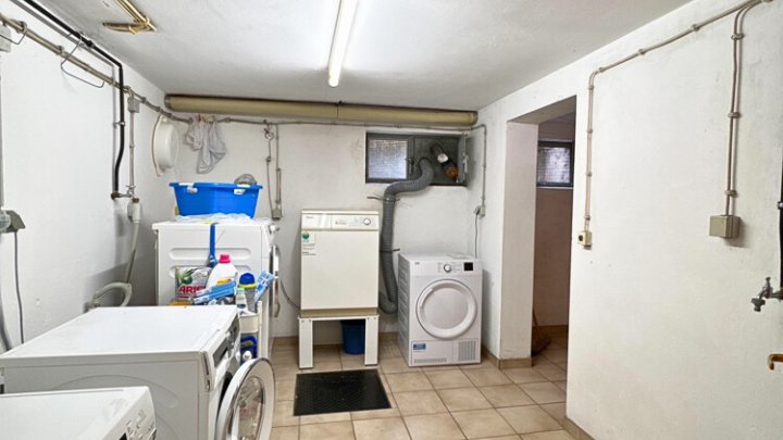Gepflegtes 3-Familienhaus mit Garagen und Garten auf dem Heidstock
