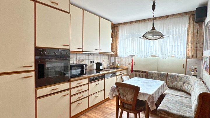 Gepflegtes 3-Familienhaus mit Garagen und Garten auf dem Heidstock