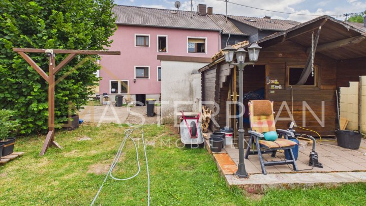 Zweifamilienhaus in Neuforweiler mit Garten und 2 Garagen