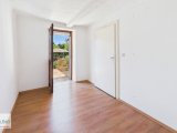 Schlafzimmer mit Ausgang zum Balkon