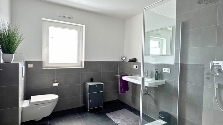 Neuwertiges luxuriöses + energieeffizientes Penthouse mit EBK + 2 TG-Stellplätzen