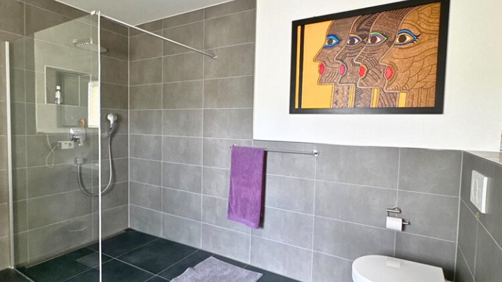 Neuwertiges luxuriöses + energieeffizientes Penthouse mit EBK + 2 TG-Stellplätzen